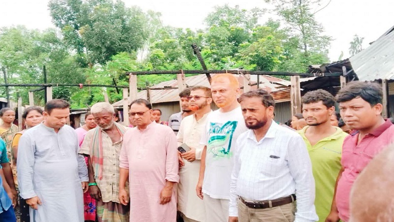 দিনাজপুর বীরগঞ্জে অগ্নিকাণ্ডে ক্ষতিগ্রস্ত পরিবারের পাশে বিএনপি নেতৃবৃন্দ
